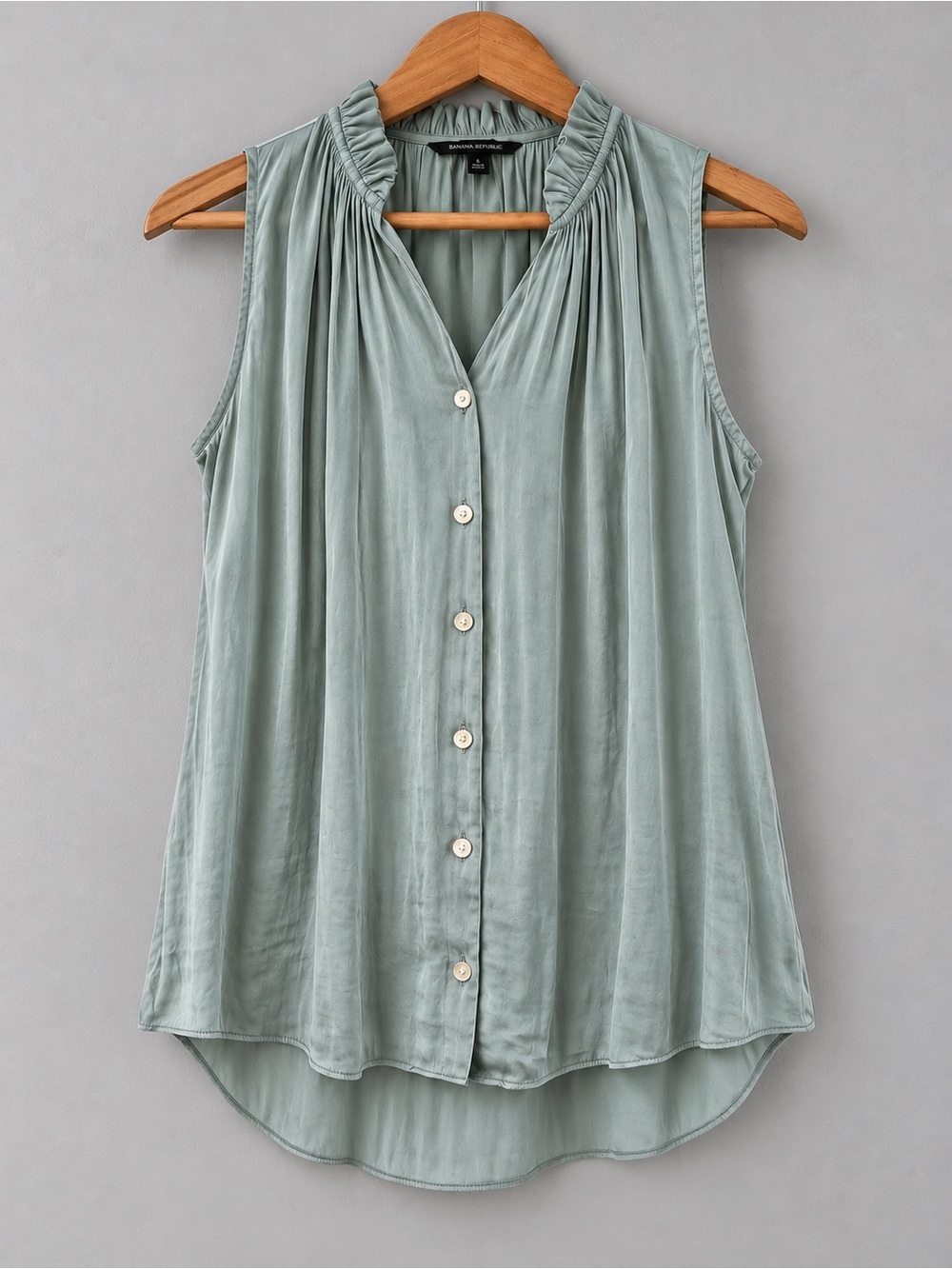 Banana Republic Women’s Small Sage Green Ruffle Neck Sleeveless Button Blouse